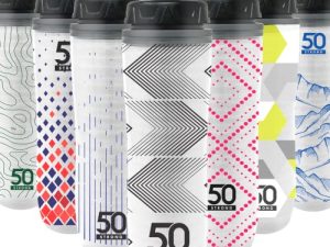 24 أوقية. زجاجة ماء معزولة بالضغط مع غطاء صمام ذو اتجاه واحد بخاخ ممتاز - خالٍ من مادة BPA وعزل مزدوج الجدار لركوب الدراجات والدراجة والرياضة - صنع في الولايات المتحدة الأمريكية (أسهم سوداء)