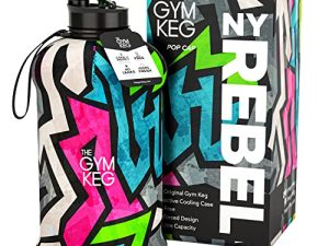 زجاجة ماء رياضية THE GYM KEG (2.2 لتر) معزولة | نصف جالون | مقبض حمل | إبريق ماء كبير للرياضة | زجاجات مياه كبيرة قابلة لإعادة الاستخدام | صديق للبيئة ، بلاستيك خالٍ من مادة تريتان BPA ، مانع للتسرب (NY Rebel)