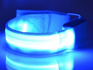 سوار LED عصري ورائع ، سوار رياضي قابل لإعادة الشحن USB ، أساور قابلة للتعديل تتوهج في الظلام للرجال والنساء ، مصابيح أمان ليلية للجري والركض وركوب الدراجات والمشي لمسافات طويلة